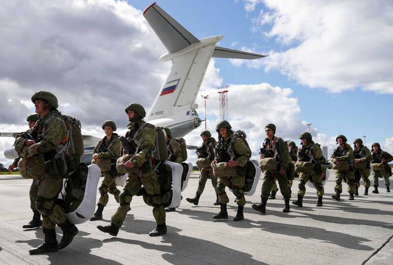俄国高曾扬言若北约接纳瑞典与芬兰，就要在波罗的海地区增加军力，包括部署核武。图为2021年9月俄罗斯与白俄罗斯的部队在波罗的海畔的俄国领土加里宁格勒地区的机场举行军演（路透档案照）(photo:LTN)