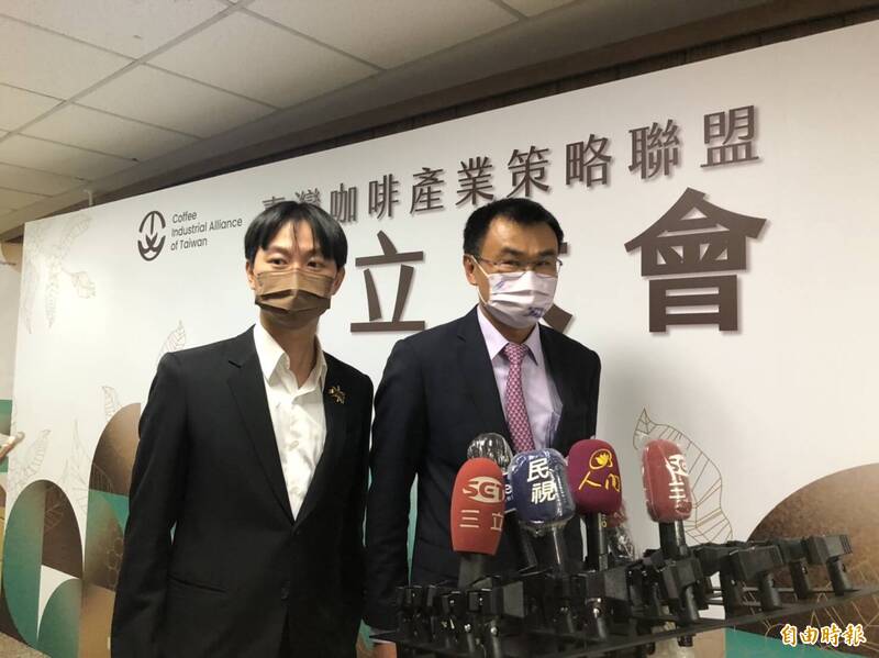 農委會主委陳吉仲（右）表示咖啡產業聯盟成立後，透過團體作戰方式讓台灣咖啡到國際更有競爭力，該聯盟召集人為台灣咖啡研究室主持人林哲豪（左）。（記者楊媛婷攝）