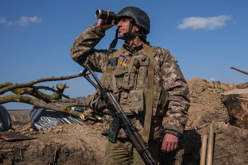 美国与乌克兰加强情报共享，反制俄军对乌东的攻击行动，图为乌克兰部署于南部尼古拉耶夫阵地的部队。（欧新社档案照）(photo:LTN)