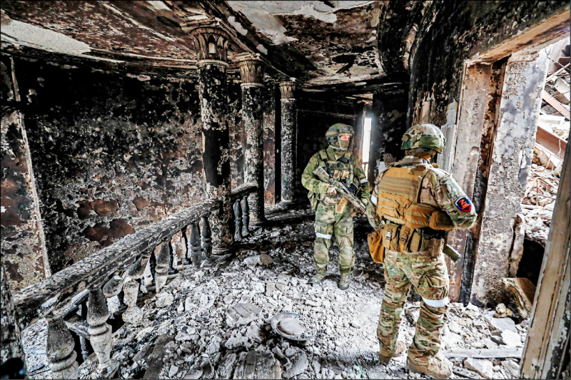 俄罗斯军方十二日安排媒体走访乌克兰南部战略港市马立波，俄军部队在日前被炸毁的马立波剧院戒备。（欧新社）(photo:LTN)