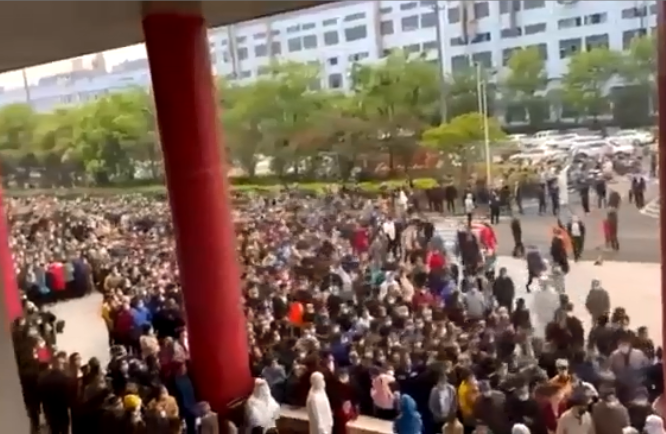 推特傳出上海市民走上浦東新區張江鎮香楠路街頭抗議。（圖翻攝自推特）