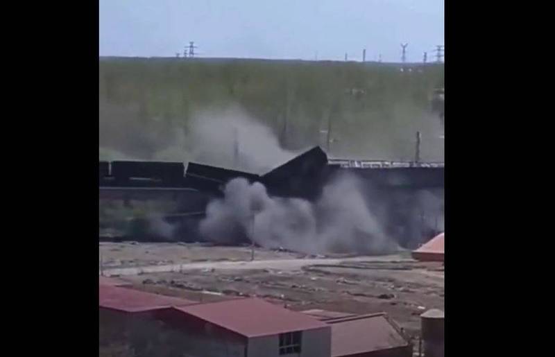 今下午1点许，中国天津惊传火车相撞意外，两列货运火车相撞后，数10节车厢出轨坠落铁桥下。（图撷自微博）(photo:LTN)