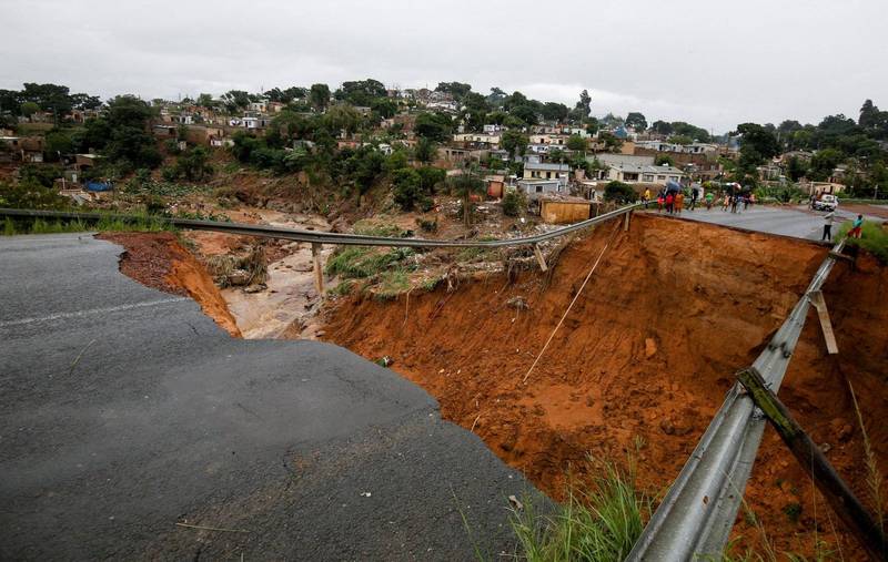 南非破紀錄的強降雨引發洪患，東岸港市德班（Durban）與周邊地區已知306死；圖為德班Durban一處橋梁被大水沖毀。（路透）