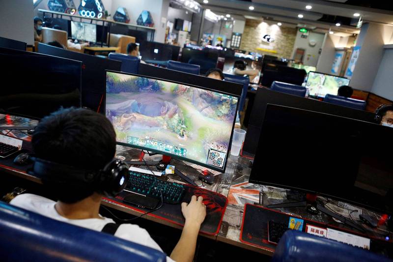 中國騰訊今（14）日突襲宣布將終止旗下「遊戲加速器（中國用語，指VPN）」與外國伺服器連線的功能，往後將只提供國內遊戲的「加速」，令玩家、網友一片哀號。北京網咖示意圖。（路透資料照）
