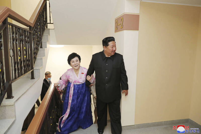 金正恩親自帶著北韓國寶主播李春姬參觀新房。（美聯社）