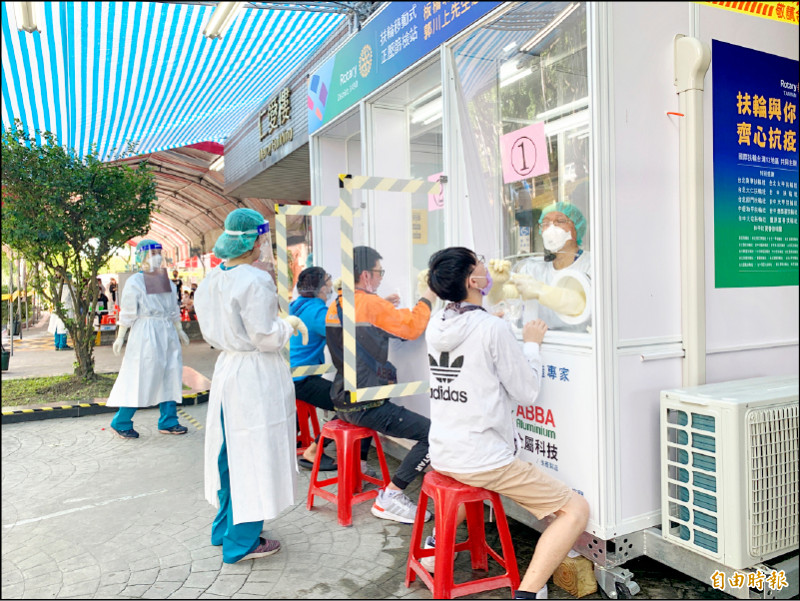 行政院長蘇貞昌宣布，即起政府徵用快篩試劑，民間徵用加上從國外進口，目標每月4000萬劑。圖為花蓮門諾醫院快篩站。 （記者王峻祺攝）