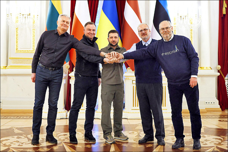 烏克蘭總統澤倫斯基（中）13日在基輔會見來訪的立陶宛總統瑙塞達（左一）、波蘭總統杜達（左二）、拉脫維亞總統李維茲（右二）及愛沙尼亞總統卡里斯（右一），5總統手疊手合影，以示對烏克蘭的支持。（法新社）