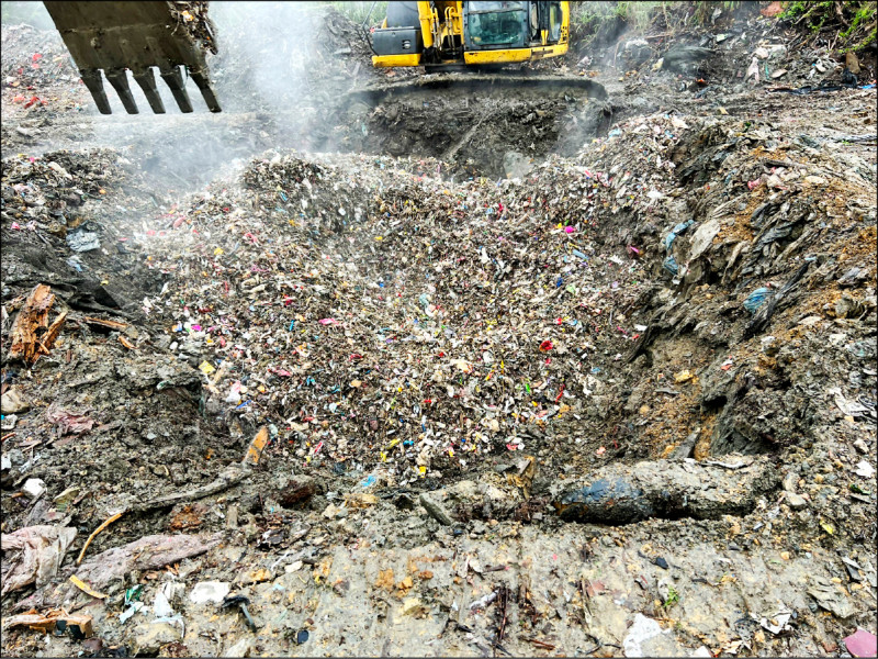 埔里鎮垃圾未打包的篩下物，運至鎮內成功里挖坑掩埋，遭地方抗議。（埔里鎮公所提供）