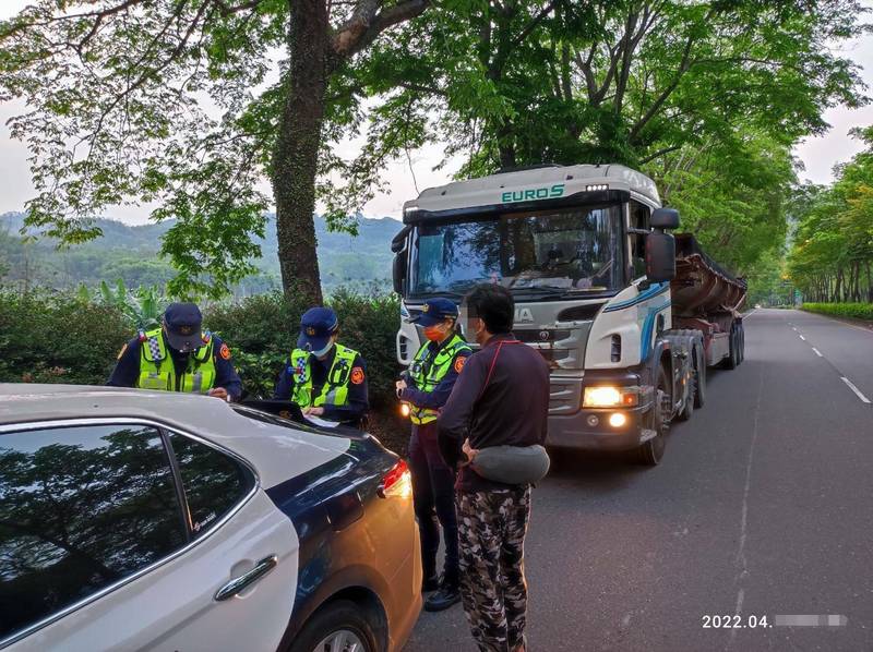 南投縣警察局集集分局員警在台16線執行路檢勤務，並將砂石車有無違反交通法規列為取締重點。（集集警分局提供）