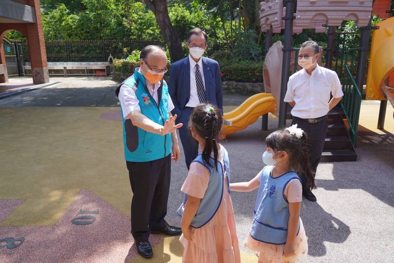 台北市議員戴錫欽質疑幼兒園停課標準「一市雙標」，幼童確診卻有的全園停課、有的部分班級停課。圖為北市教育局長曾燦金視察幼兒園防疫情形。（台北市教育局提供）