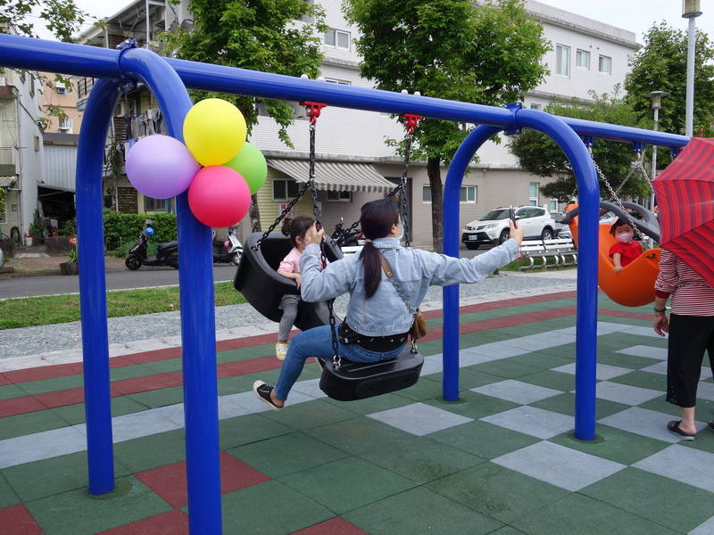 羅東鎮九號公園全齡共融式遊戲場親子共融鞦韆。（羅東鎮公所提供）