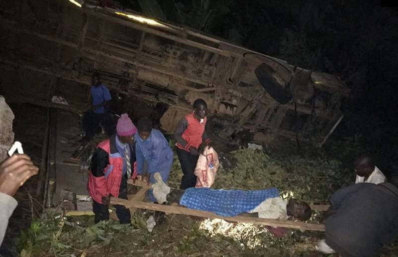 辛巴威14日晚間發生巴士墜谷事故，至少造成35人死亡。（圖擷取自newzimbabwe.com）