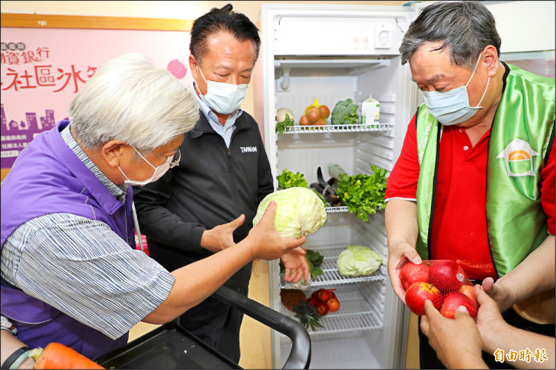 嘉義縣愛心社區冰箱提供蔬果麵包等生熟食物資，縣長翁章梁（中）表示，縣府團隊將大力推廣至各鄉鎮市。（記者蔡宗勳攝）