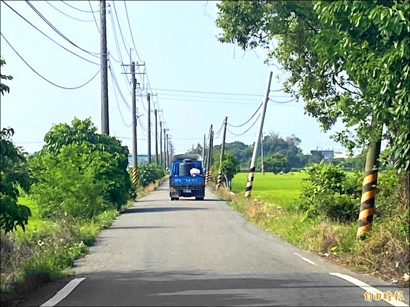 嘉六十四線六公里處路寬僅約五公尺，會車不易。（記者蔡宗勳攝）