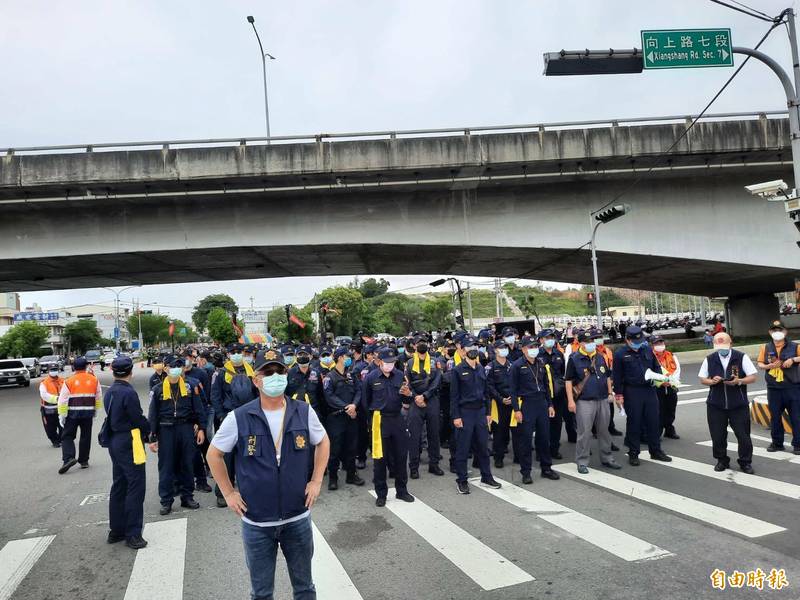 清水警方出動150名警力護轎。（記者張軒哲攝）