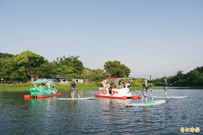 新竹市青草湖變身水上樂園、SUP、天鵝船強勢回歸、市長林智堅邀民眾來體驗。（記者洪美秀攝）