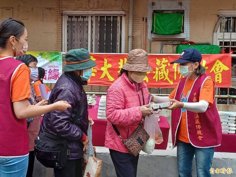 中華大悲法藏佛教會在北辰市場，發放免費素食便當。（記者劉禹慶攝）