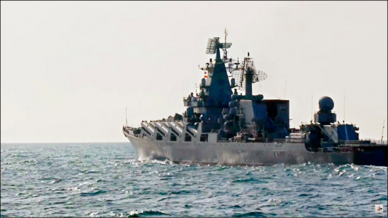 俄羅斯「莫斯科號」飛彈巡洋艦嚴重爆炸後沉沒。圖為今年2月18日在克里米亞外海演習。（歐新社檔案照）