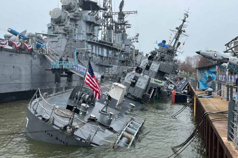 美軍二大戰時期服役的蘇利文號驅逐艦，停放在紐約海軍軍事公園開放參觀，不過近日出現傾斜半沉的狀況。（圖擷自Buffalo and Erie County Naval and Military Park臉書）