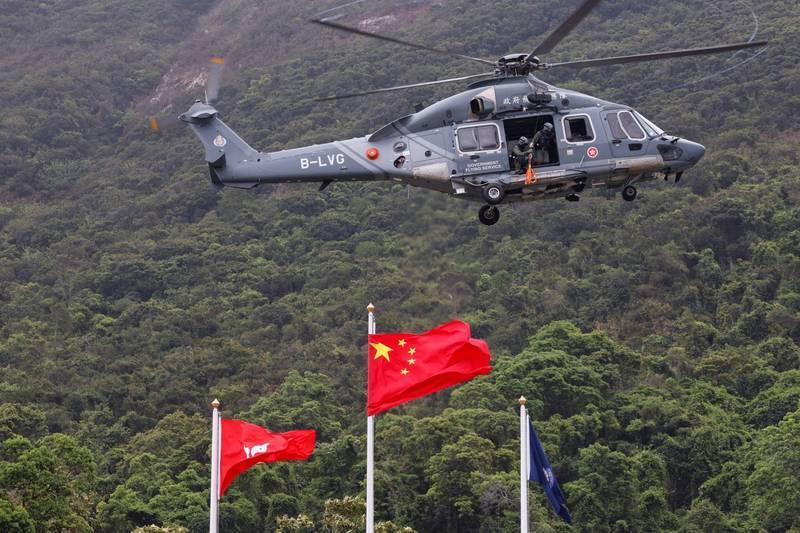 香港東側海域昨（16）日下午有一艘油輪發生爆炸，香港政府飛行服務隊派出直升機到該海域搜救。（路透）