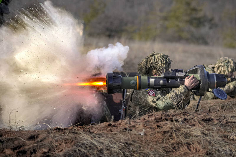 《泰唔士报》报导，英国陆军特种部队「空降特勤团」（SAS）一直在基辅训练乌克兰士兵，指导使用英国提供的NLAW反战车飞弹。图为1名乌克兰士兵发射NLAW反战车飞弹。（美联社资料照）(photo:LTN)