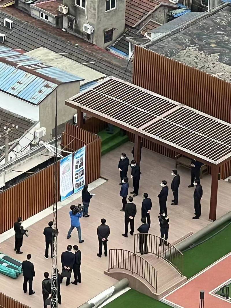 孙春兰与一行官员在楼顶假装视察的画面，被附近大楼住户拍下。（图翻摄自推特）(photo:LTN)