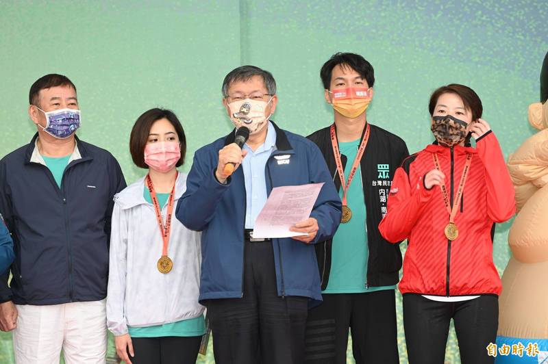 台北市長柯文哲與副市長黃珊珊出席台北科技盃愛地球公益路跑活動。（記者田裕華攝）