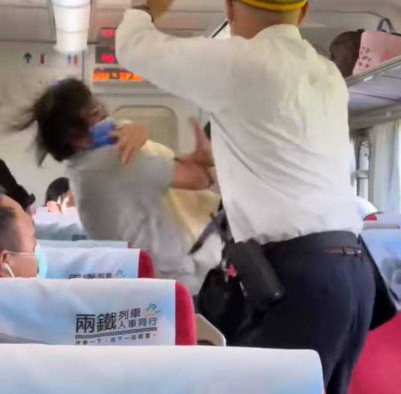 洪姓男子（左）疑似看不爽同車乘客，竟出手毆打。（擷取自「台灣便當管理局-附屬鐵路部」臉書粉專）