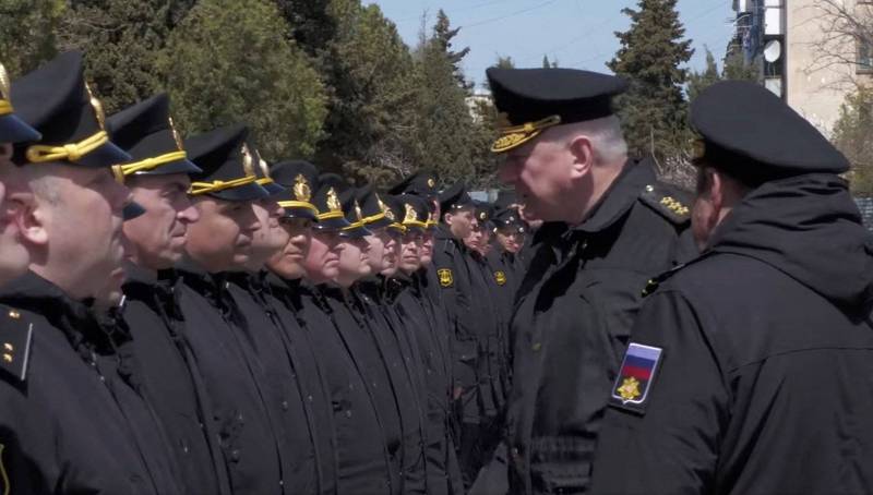 俄羅斯海軍總司令葉夫梅諾夫校閱莫斯科號官兵。（路透）