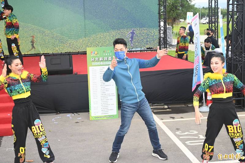 立委蔣萬安出席台北科技盃愛地球公益路跑活動，並與現場舞者扭動身體。（記者田裕華攝）