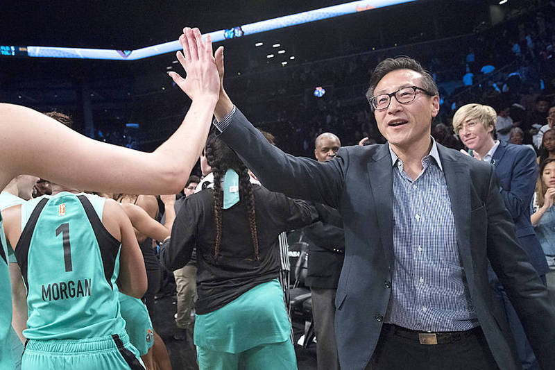 New York Liberty owner Joe Tsai, right, high-fives team players after a WNBA exhibition game against China in New York on May 9, 2019.
Photo: AP