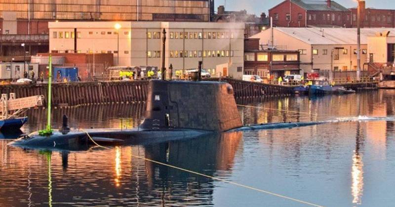 俄罗斯禁止英国首相强森（Boris Johnson）等13名英国官员入境俄罗斯国土，制裁宣言发佈不到24小时，英国最强核潜艇「大胆号」就现身直布罗陀海崃。图为2018年1月16日大胆号停泊在英国德文郡码头。（图翻摄自英国皇家海军官网）(photo:LTN)
