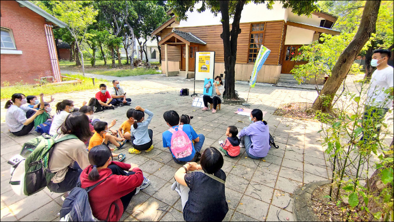 成大台文系「台語繪本欣賞與創作」課程於每週六舉辦「台語囡仔古」活動，由修課學生用台語講繪本故事給小朋友聽。（成大台文系提供）