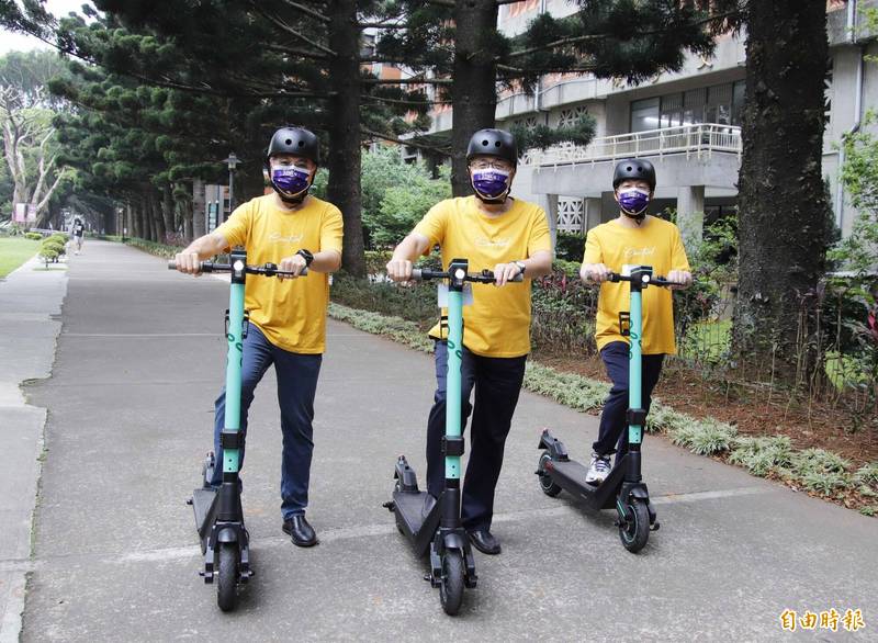 中央大學引進oloo共享電動滑板車，讓教職員生享受更快速便捷的交通。（記者李容萍攝）