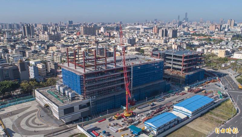 高雄鳳山火車站開發大樓預計2025年營運，圖為工程如火如荼趕工中。（記者陳文嬋攝）