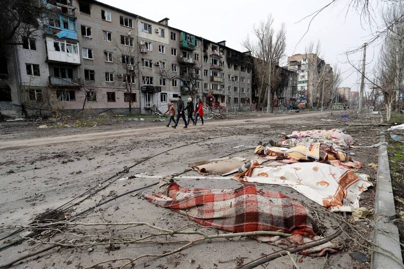 乌克兰南部城市马立波已成断垣残壁，罹难者还在路边。（路透）(photo:LTN)