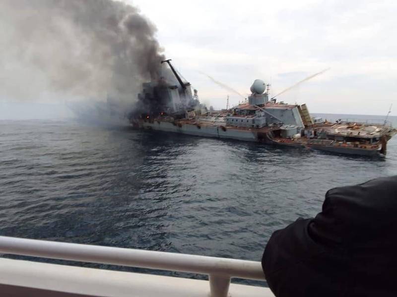 網路瘋傳俄羅斯黑海艦隊旗艦莫斯科號被擊中的照片，但尚無法確認其真假。（圖擷自@BormanIke推特）