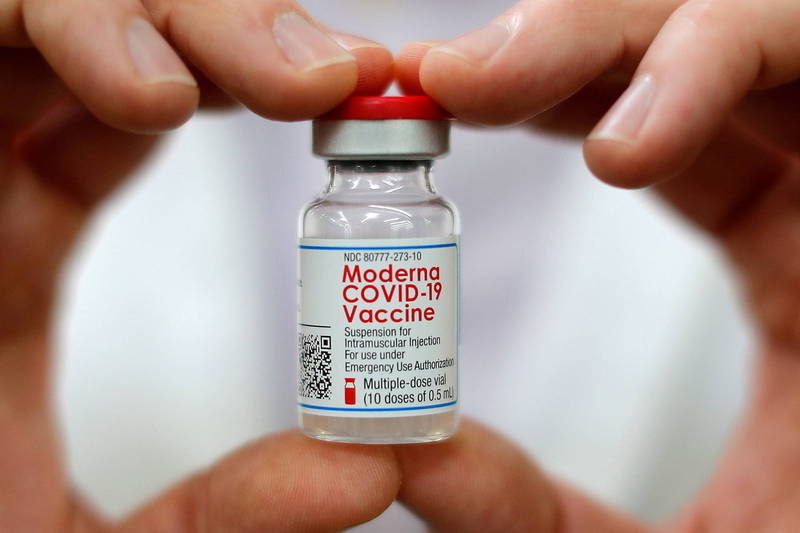 衛福部食藥署核准莫德納疫苗可提供6至11歲兒童接種，衛福部昨在臉書公告後，卻引發大批家長留言洗版，擔心莫德納的副作用。（路透）