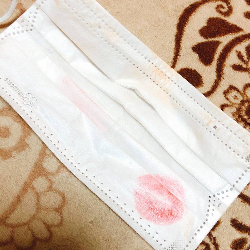 女子贩卖原味口罩赚取外快。（图取自推特）(photo:LTN)