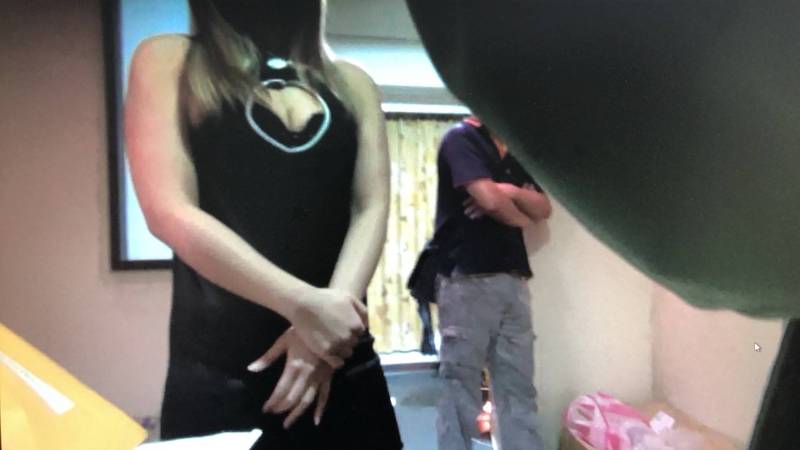 警方查獲泰國籍應召女（左者）涉嫌在台南東區一處大樓出租套房以一樓一鳳模式賣淫。（圖由民眾提供）
