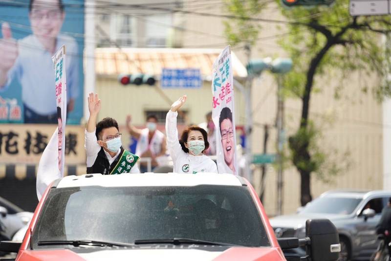 第7選區新人朱正軒日前邀甫通過民進黨屏東縣長初選的立委周春米陪同掃街。（朱正軒服務處提供）