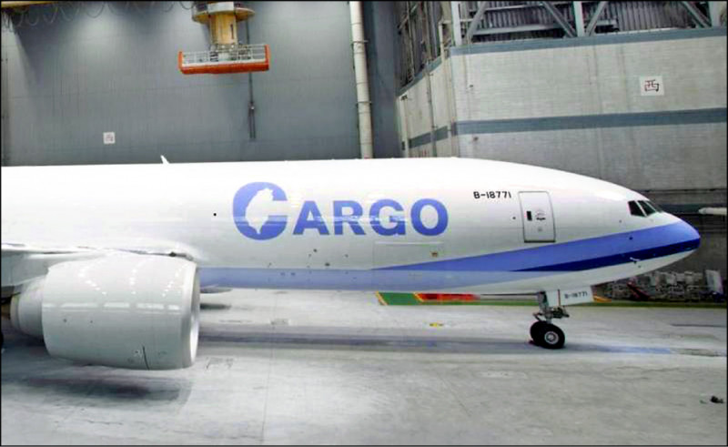 華航貨機「CARGO」字樣C中有一個台灣圖案，今年最新抵台的貨機不再沿用此設計。（華航提供）