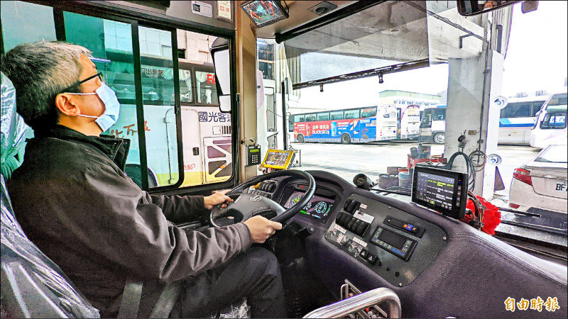 大型車駕駛每次開車時，包含後視鏡在內，有越來越多的設備需要注意，期盼能全部整合成一套、單一螢幕顯示。（記者鄭瑋奇攝）