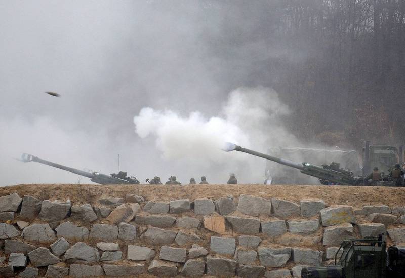 美軍將訓練烏克蘭軍人使用榴彈砲。圖為美軍發射M777榴彈砲。（法新社）