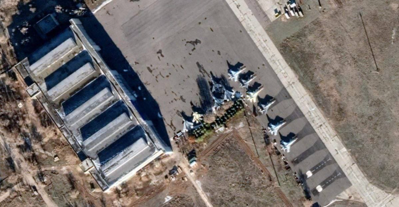 可以看到停机坪上停着许多战斗机。（图撷取自@MrKovalenko 推特）(photo:LTN)