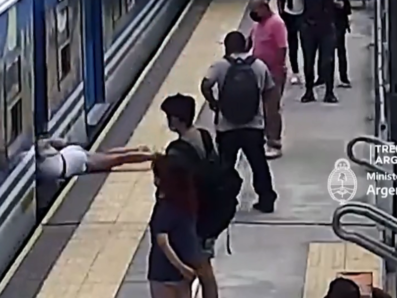 離奇影片流出！火車進站時掉進鐵軌 阿根廷女子奇蹟生還