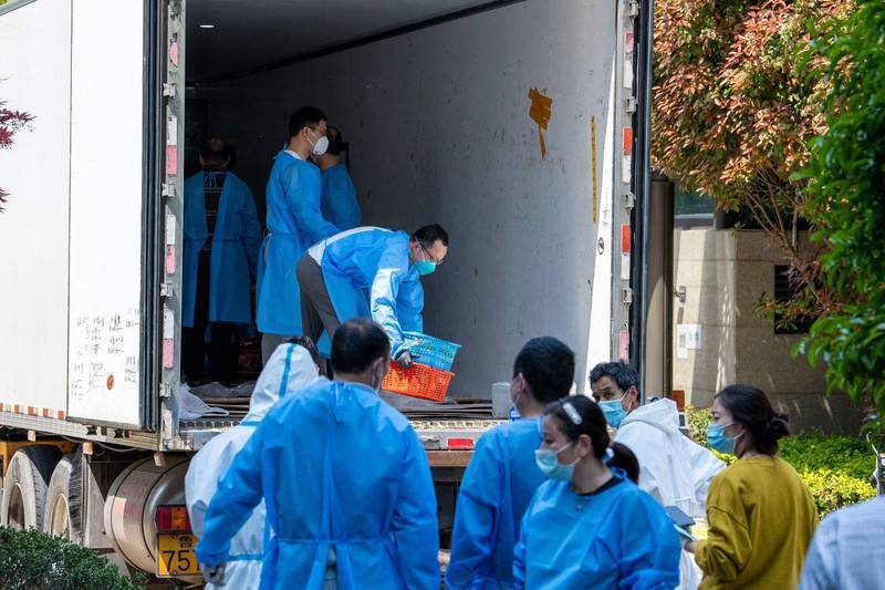 上海疫情严峻，物资缺乏，图为上海志工搬运蔬菜分送小区。（法新社）(photo:LTN)