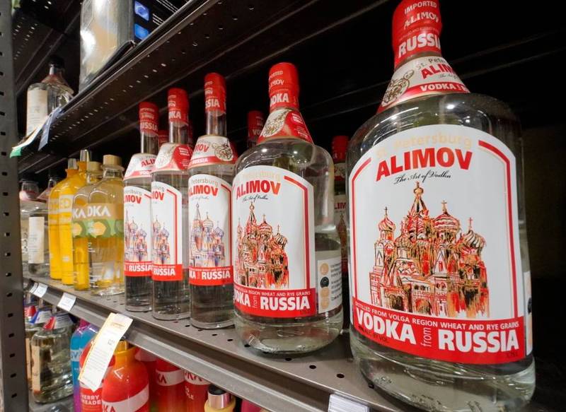 日本於今（19日）宣佈，將正式禁止進口伏特加、木屑等38種俄羅斯產品，作為對俄羅斯進攻烏克蘭的制裁。伏特加示意圖。（美聯社）
☆飲酒過量  有害健康  禁止酒駕☆