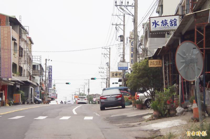 嘉義縣水上鄉有18戶住戶（右側），住屋前方土地被標走，住戶恐需高價買回，才能通行。（記者林宜樟攝）