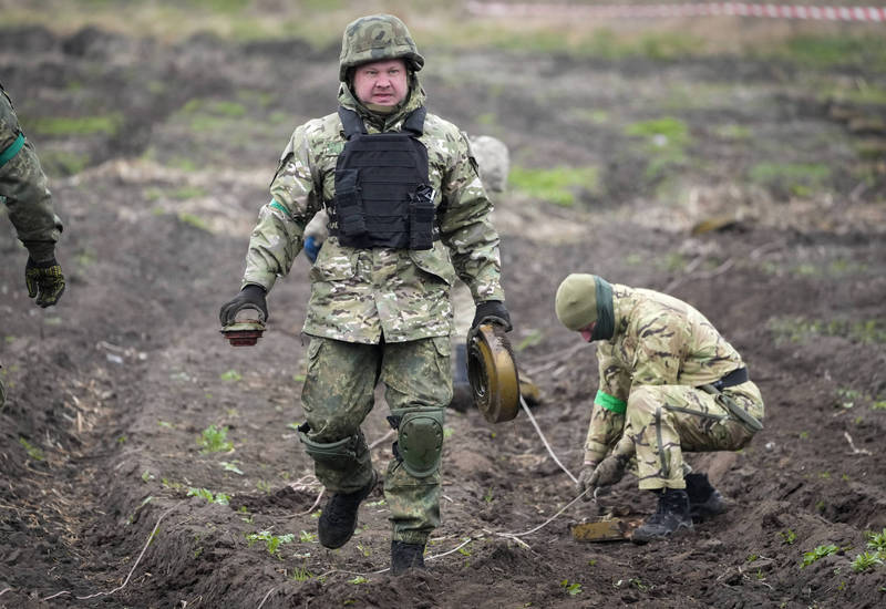 乌克兰一名工兵19日在基辅近郊伊尔平清除地雷。（美联社）(photo:LTN)